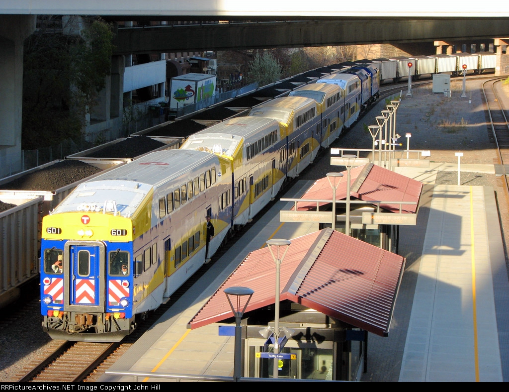 101107075-eastbound-northstar-commuter-mnrx-arrives-at-target-field-station